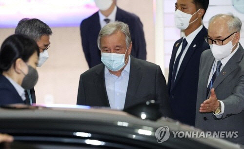 안토니우 구테흐스 유엔 사무총장이 11일 인천국제공항을 통해 입국하고 있다.  영종도=연합뉴스